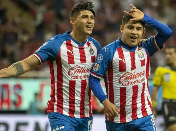 Video | "Chofis" marca su gol y aumenta la ventaja de Chivas