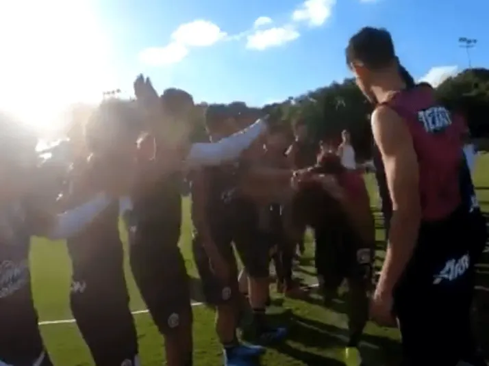 Así recibieron a José Juan Macías en el entrenamiento