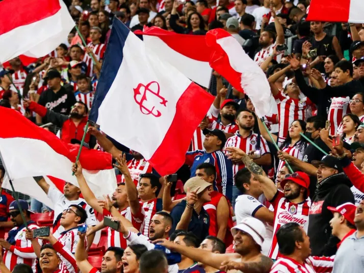 Fanáticos de Chivas realizaron la serenata, pero dejaron exigencia a los jugadores