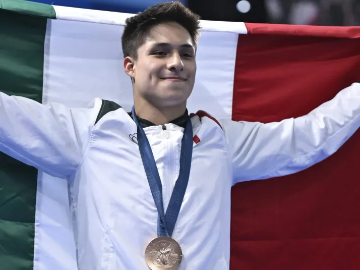 Chivas felicitó a Osmar Olvera por sus medallas en París 2024 y la afición estalló