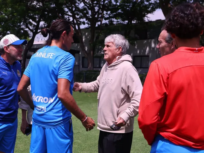Dos visitas especiales en la práctica de Chivas