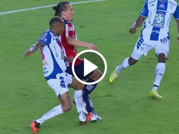 La brutal falta de Luis Quiñones a Fernando González