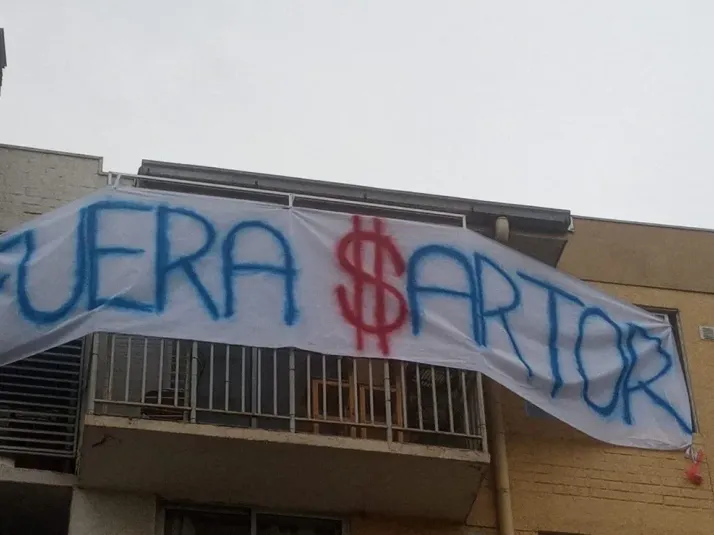 Vecino del CDA nuevamente cuelga bandera contra Azul Azul