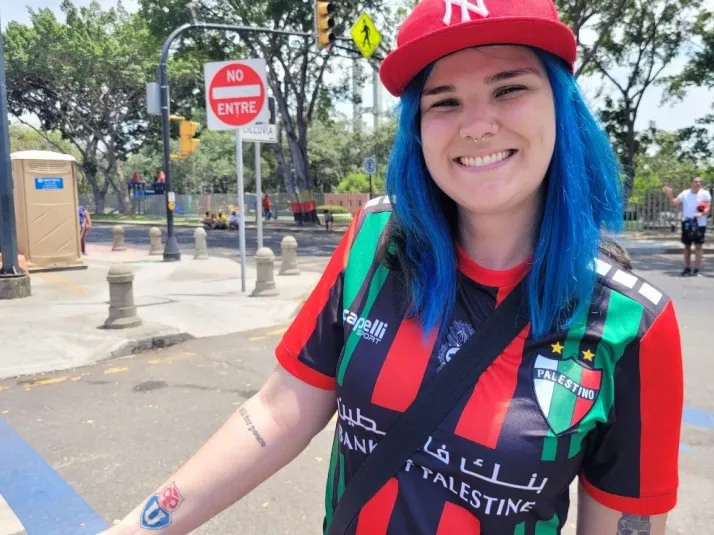 Hincha de la U con camiseta de Palestino llega a la gran final de la Libertadores