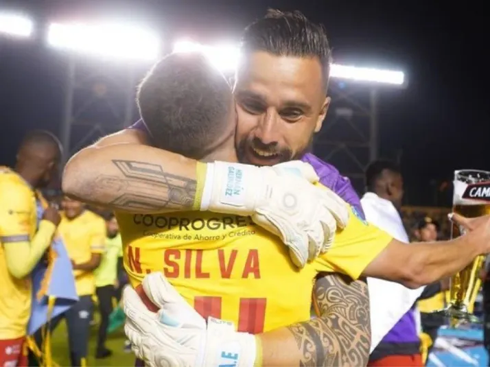 Galíndez todo un rockstar en Ecuador: Ataja un penal y su equipo es campeón