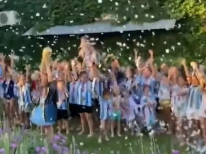 Niños argentinos ahora levantan la Copa del Mundo para sus cumpleaños