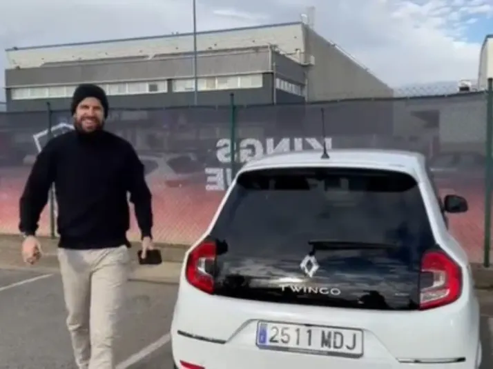 Piqué saca partido del dolor de Shakira y llega en un Twingo a la Kings League