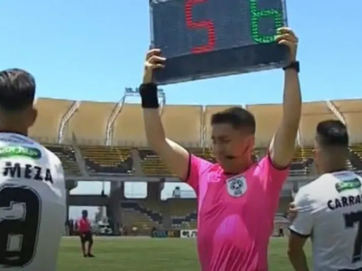 ¡Irrisorio! Jugador de Palestino ingresa con número al revés en su camiseta