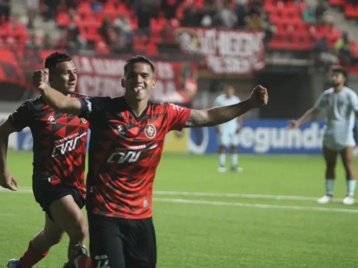 El futbolista que no pudo jugar en la U y ahora se luce en la Segunda División