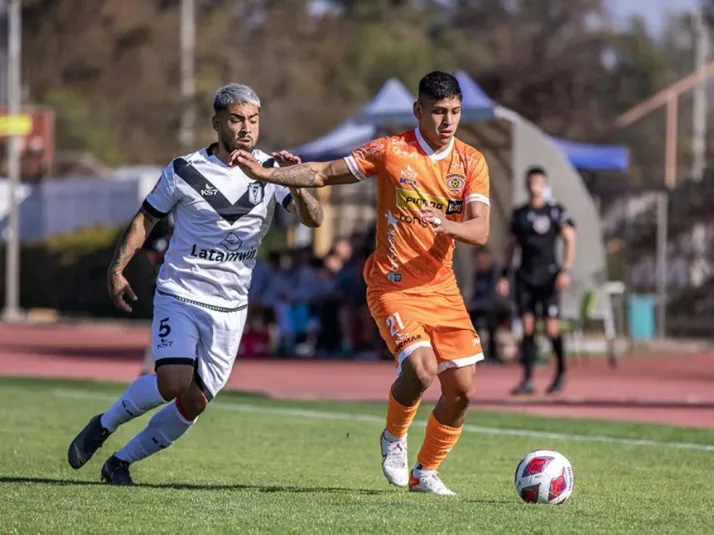 El mamarracho en la Primera B con jugador que lleva dorsal con cinta adhesiva