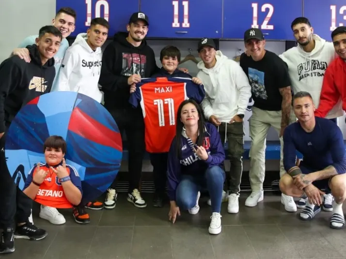 Plantel de la U regala camiseta al niño hincha afectado por incendios forestales