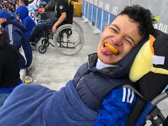 Niño celebra el triunfo de Millonarios de Colombia a horas de recibir la eutanasia