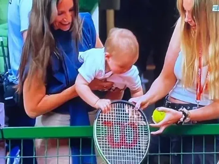 Juanito Jarry recibe la raqueta de su papá tras ganar el título en Ginebra