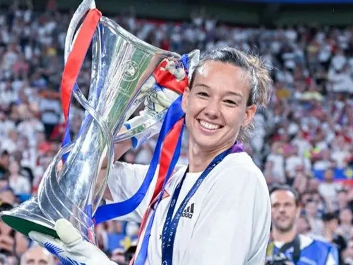 Tiane Endler cierra la temporada con un nuevo premio