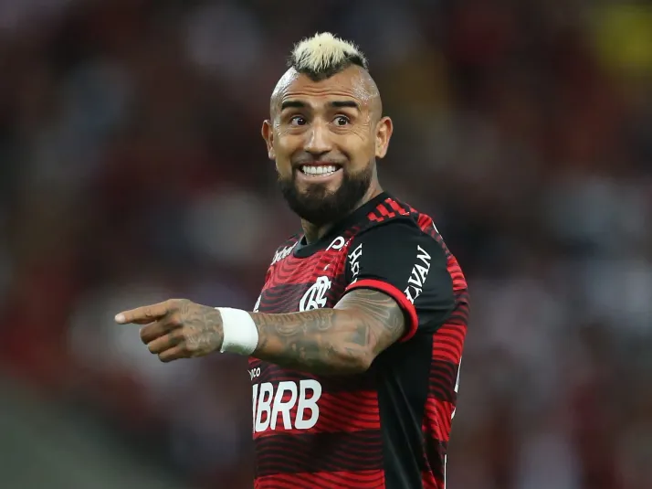 Vidal le responde a hincha molestoso del Fla: "Burro"