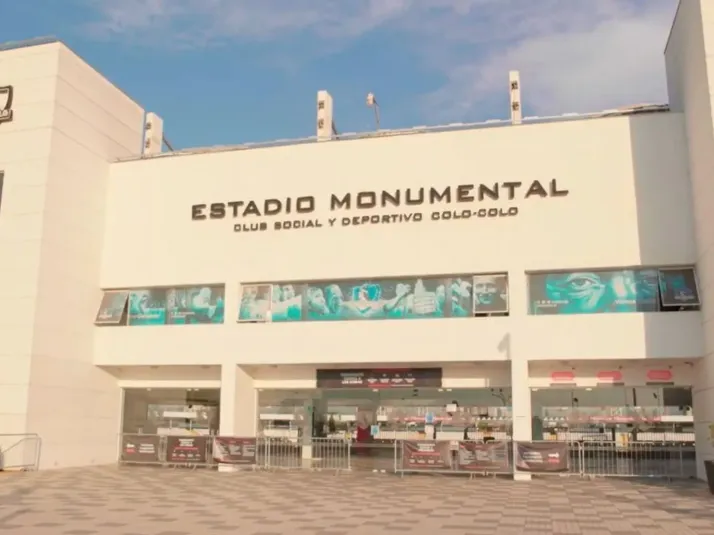 Periodista colombiana sufre lanzazo afuera del Monumental