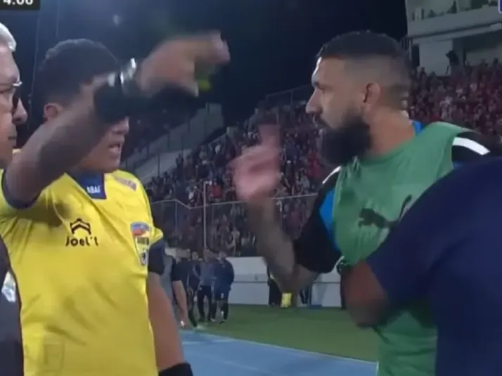 Video: Fernández es expulsado en el fútbol boliviano tras recibir gritos racistas
