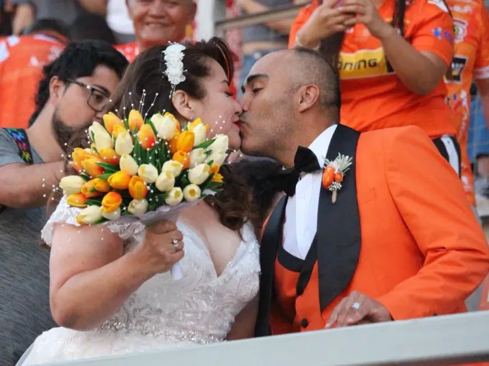 ¡Tremendo! La fanática pareja de recién casados fue directo a ver el estreno de Cobreloa