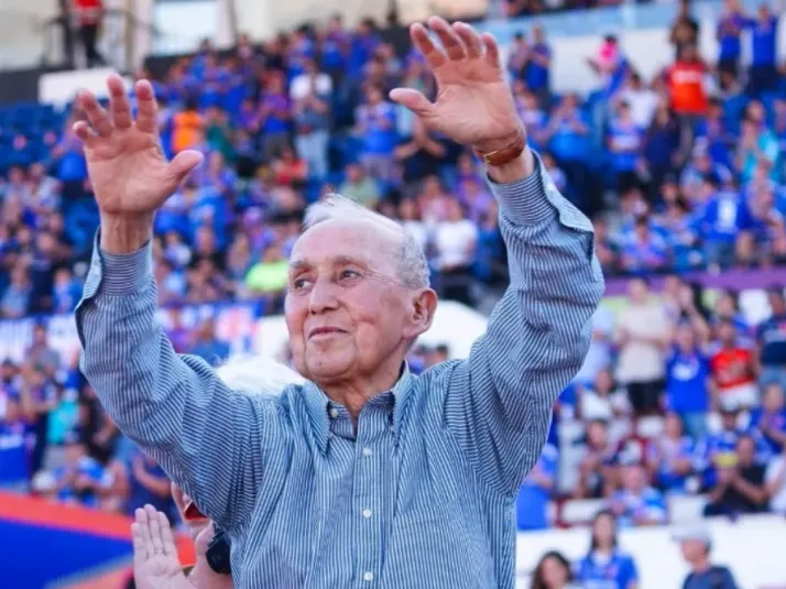 El emotivo homenaje de la U para "Fifo" Eyzaguirre, jugador del Ballet Azul