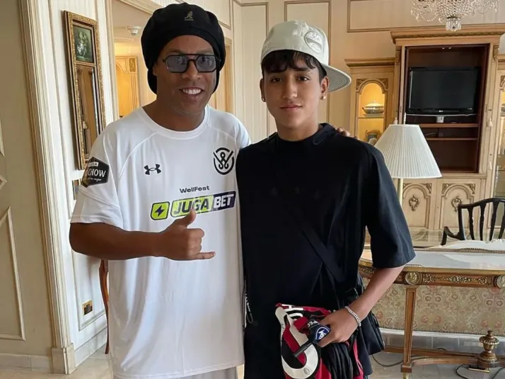 ¡Crack mundial! Ronaldinho le cumple un sueño al hijo mayor de Arturo Vidal