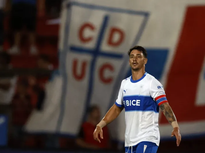 Beto Acosta comienza a festejar a Fernando Zampedri en la UC