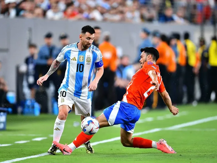 Prestigioso medio europeo destaca el "recadito" de Suazo a Messi