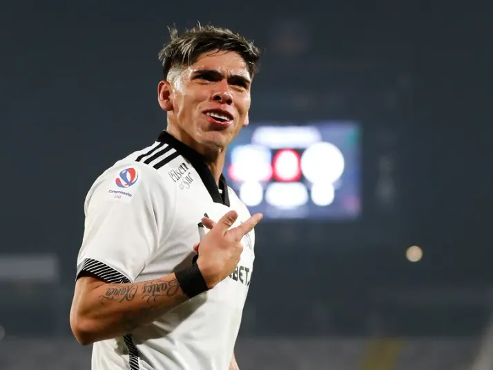 Carlos Palacios manda flor de dardo a Vero Bianchi