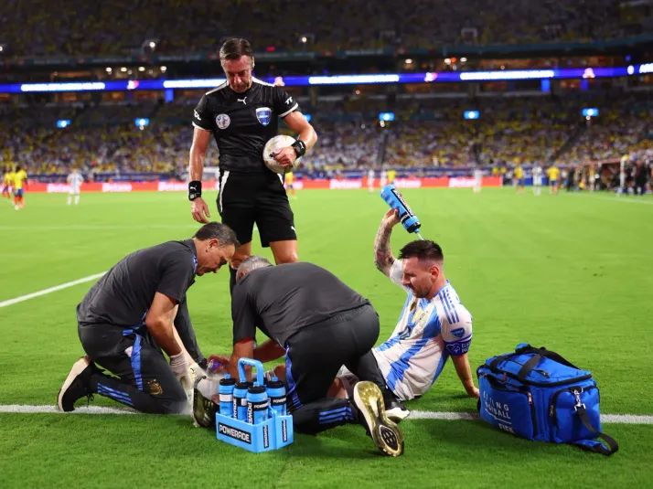 Video | La durísima infracción de Arias a Messi que preocupó en Argentina