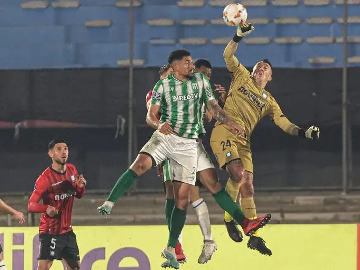 Cuatro jugadores del fútbol chileno: el XI ideal de la fase de playoffs en la Sudamericana