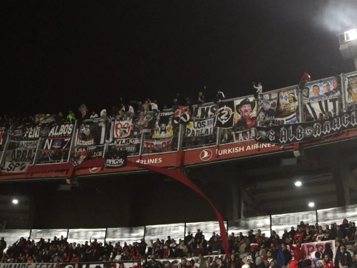 Hinchas de Colo Colo reciben feroz portazo en Argentina