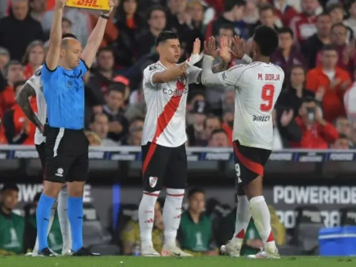 Jugador de River Plate hace "La Gran Carlos Palacios"