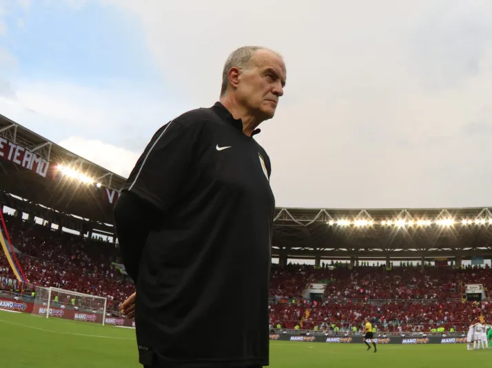 Histórico relator uruguayo explica el conflicto entre Marcelo Bielsa y la selección charrúa