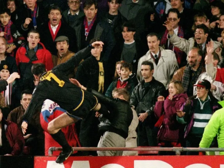 Se cumplen 30 años de la icónica patada voladora de Cantoná a un fascista