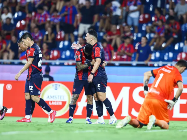 Papelón en la Libertadores: Arquero chileno vive pesadilla y sufre siete goles en la llave