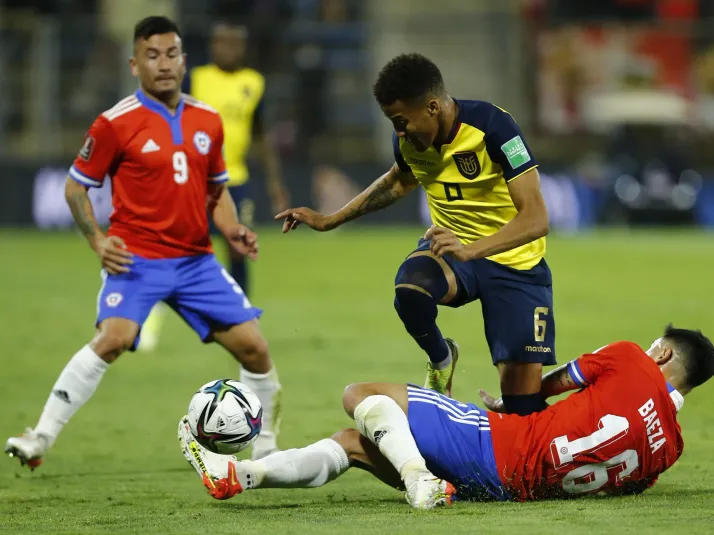 Jugador de Ecuador acusa a Chile: "Nos querían sacar del Mundial"