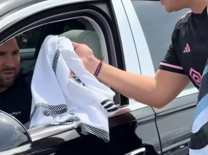 VIDEO: Captan a Lionel Messi recibiendo la camiseta de Colo Colo