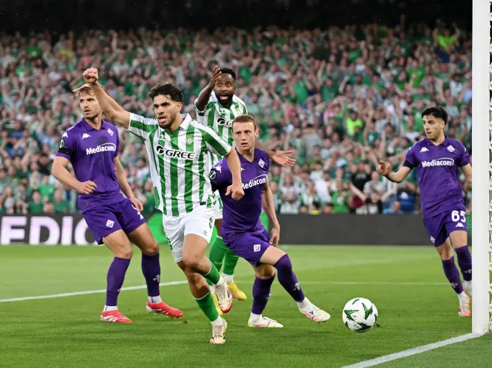 El Betis de Pellegrini puso un pie en la final de la Conference League