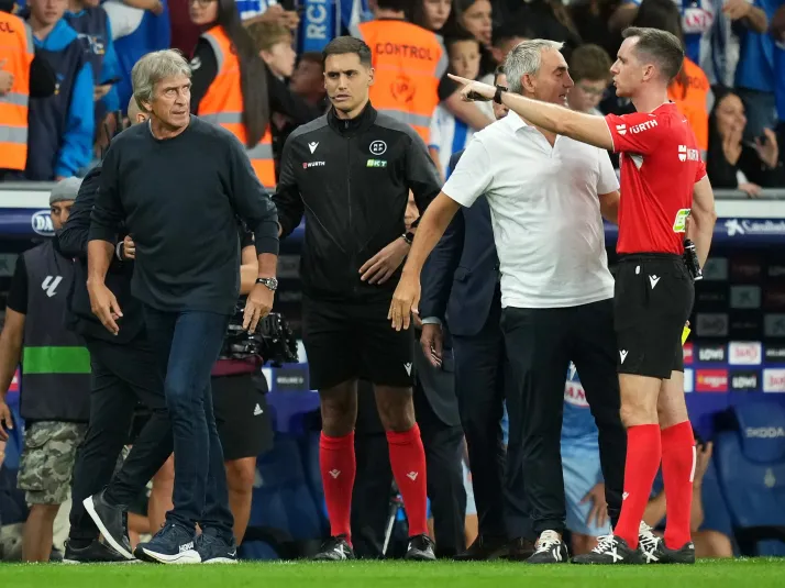 Pellegrini gana, pero se va con todo en contra del árbitro