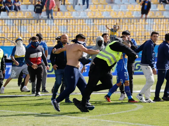 Informe arbitral lapida a Everton tras los graves incidentes