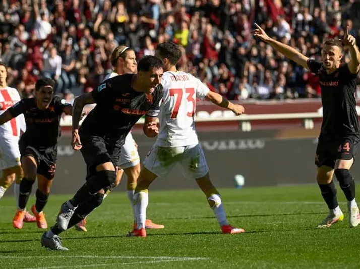 Maripán se viste de genio y figura y salva al Torin en los 90