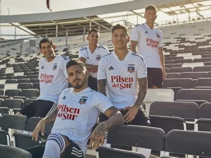 Para el 2021 y con la llegada de Adidas, Bolados otra vez modeló la camiseta alba.