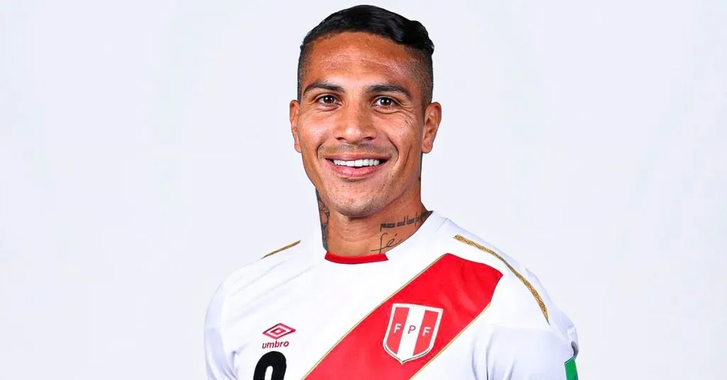 Guerrero posando con la camiseta de Perú. (Foto: Selección Peruana Prensa)