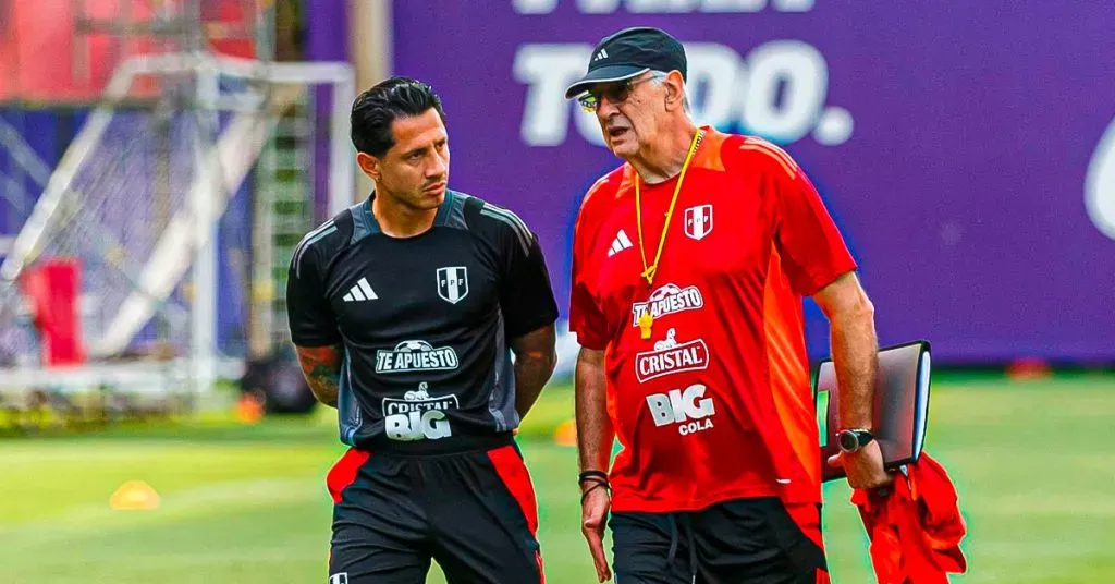 Jorge Fossati y Gianluca Lapadula en Perú. (Foto: Selección de Perú Prensa)