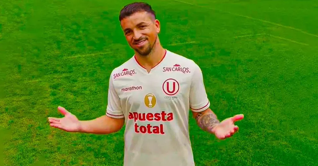 Gabriel Costa posando con la camiseta de Universitario. (Foto: Captura de video)
