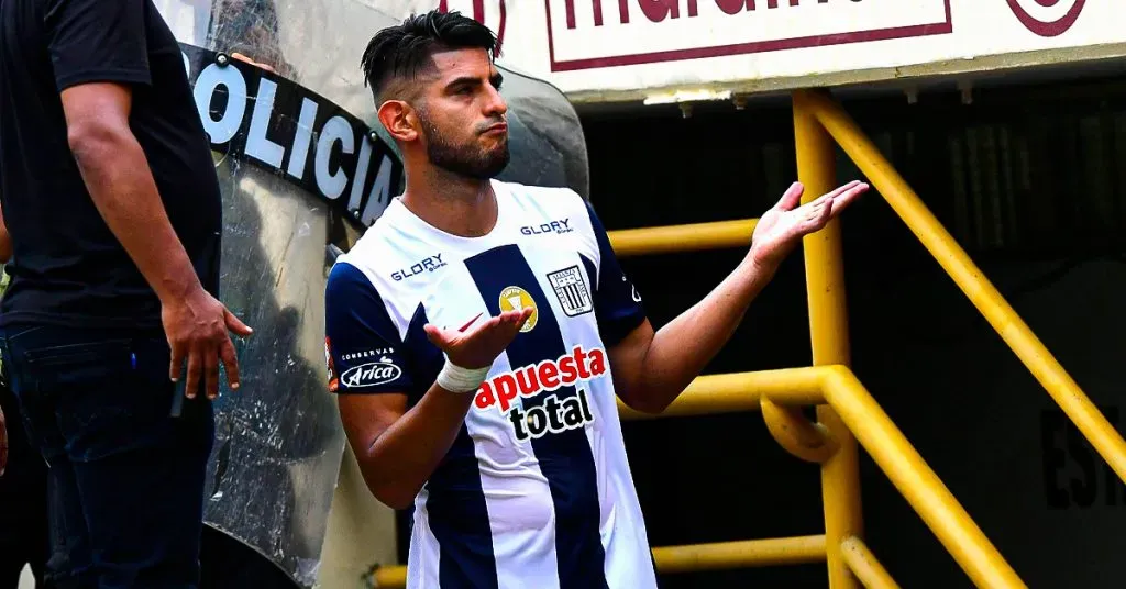 Carlos Zambrano jugando en el Alianza Lima vs. Universitario. (Foto: IMAGO)