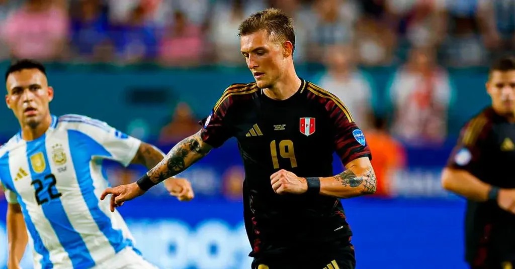 Oliver Sonne jugando para Perú ante Argentina por la Copa América 2024.