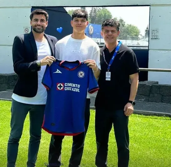 García ya posó con los colores de Cruz Azul @nabilavitia