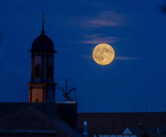 Una superluna sale en el crepúsculo en el oeste de Wörishofen