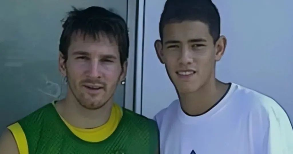 Un joven Antonio Sanabria, jugador del Barcelona, junto a Lionel Messi, una de las figuras del equipo catalán.