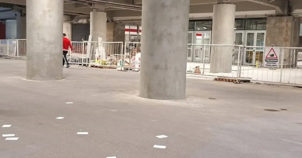 Los panfletos en el hall del Momumental.